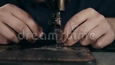 鞋匠在车间做皮鞋。 男士特写镜头机器宏胶厂靴子手工制作